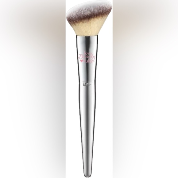 it cosmetics Other - Buy now ready - It Cosmetics Blush Brush nwt
